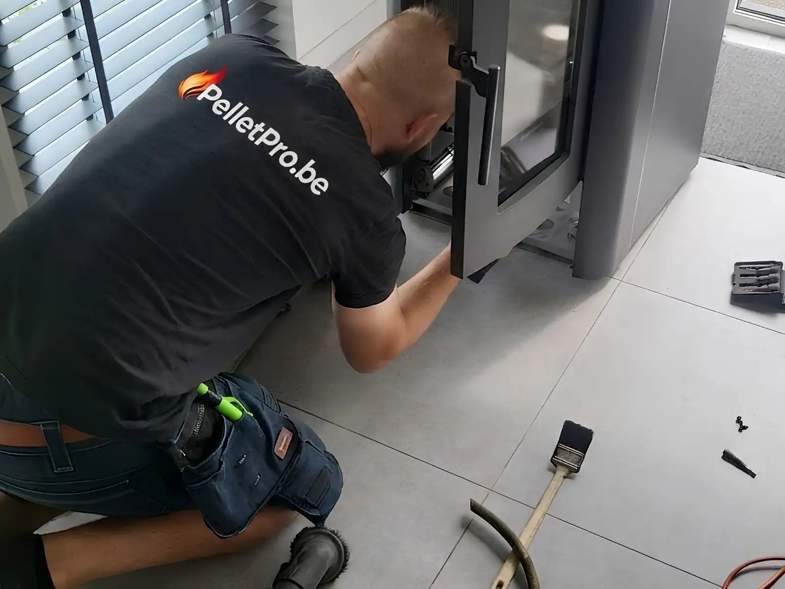 PelletPro Pelletkachel Technieker die onderhoud uitvoert aan een pelletkachel